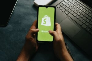 Shopify Stock Falls 3% as Market Stays Rangebound